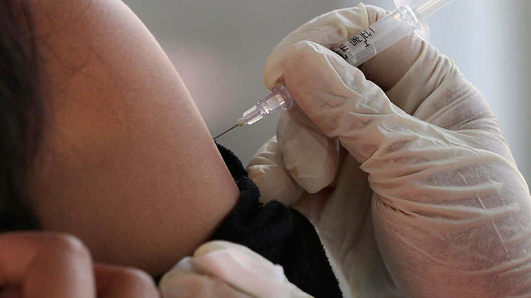 Η Βρετανία αρχίζει να προσφέρει 9 εκατ. εμβόλια κατά της Covid-19 σε άλλες χώρες